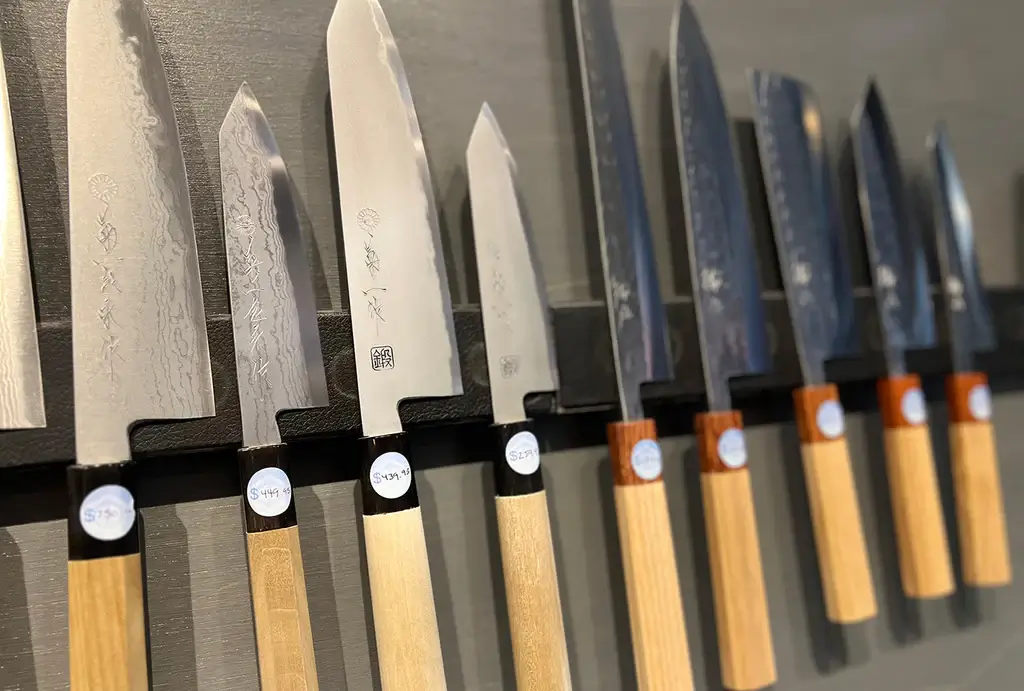 The Best Japanese Knives - A Buying Guide 1 element japanese knives in display case with japanese handles,buying guide