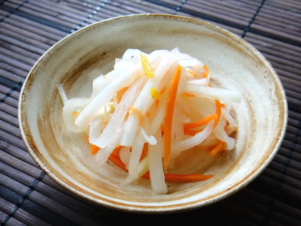 Simple Namasu Recipe: Japanese Daikon Carrot Salad (紅白なます)