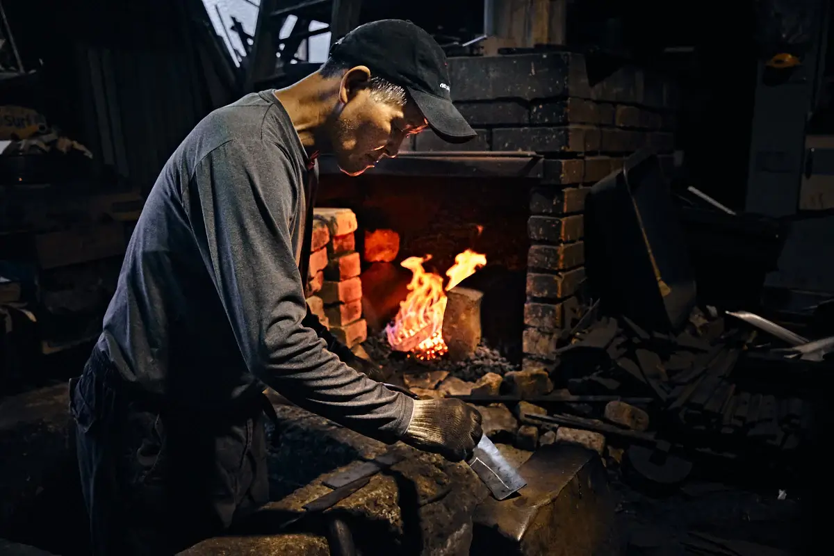 japanese blacksmith forging a japanese knife blade (1)